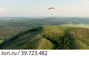Южный Урал, мотопараплан пролетает над горой Торатау. Вид с воздуха. Southern Urals, a paramotor flies over Toratau Mount. Aerial view. Стоковое видео, видеограф Евгений Романов / Фотобанк Лори