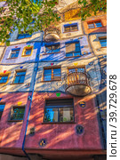 The view of Hundertwasser house in Vienna (2019 год). Редакционное фото, фотограф Татьяна  Бральнина / Фотобанк Лори
