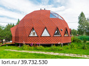 Купольный дачный дом. Ленинградская область (2020 год). Редакционное фото, фотограф Александр Щепин / Фотобанк Лори