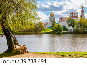 Красивый вид на Новодевичий монастырь. Осенний день. Москва. Россия (2022 год). Стоковое фото, фотограф E. O. / Фотобанк Лори