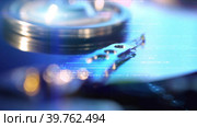 Head of the hard disk drive trying to read lost data from surface of the disk. Стоковое видео, видеограф Олег Грач / Фотобанк Лори