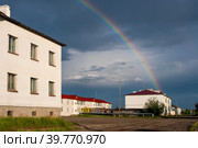 Село Марково, расположенное в центральной части Чукотки на Дальнем Востоке России. Вид на улицу и здания. На небе красивая радуга. Стоковое фото, фотограф Андрей Степанов / Фотобанк Лори
