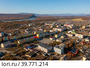 Вид с воздуха на посёлок Ола. Вид сверху на окрашенные разноцветные здания. Ола — административный центр Ольского района Магаданской области. Сибирь, Россия. Стоковое фото, фотограф Андрей Степанов / Фотобанк Лори