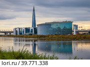 Санкт-Петербург, Россия. Вид на современное здание Пансиона воспитанниц Министерства обороны Российской Федерации и небоскреб Лахта Центр. (2019 год). Редакционное фото, фотограф Андрей Степанов / Фотобанк Лори