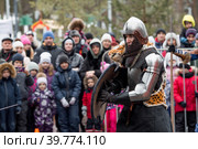 Historical reconstruction. A knight's fight. People in medieval costumes. Performance. (2023 год). Редакционное фото, фотограф Photojuli / Фотобанк Лори