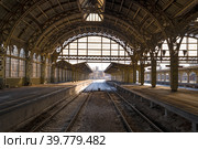 Подъездные пути и платформы старинного Витебского железнодорожного вокзала февральским днем. Санкт-Петербург (2023 год). Стоковое фото, фотограф Виктор Карасев / Фотобанк Лори