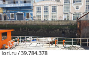 Португальские рестораны. Паромная пристань Касильяс (Cacilhas ferries terminal). Алмада, Сетубал, Португалия (2023 год). Редакционное фото, фотограф lana1501 / Фотобанк Лори
