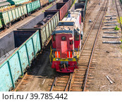 Shunting diesel locomotive and railway wagons. Railway wagons at the station for the transportation of goods. Rails at the railway station. The movement of the train at the marshalling yard. Стоковое фото, фотограф Эдуард Белкин / Фотобанк Лори