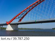 Red bugrinskij bridge across the Ob river (2018 год). Стоковое фото, фотограф Виктория Кольцова / Фотобанк Лори