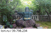 Video of bronze Shiva Linga in Toganji temple. Symbol of lingam-yoni. Nagoya. Japan. Редакционное видео, видеограф Сергей Пристяжнюк (Serg Zastavkin) / Фотобанк Лори