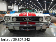 Американский классический автомобиль "Форд Мустанг" 1966 года выпуска на автошоу "Олдтаймер-Галерея". Вид спереди. (2022 год). Редакционное фото, фотограф Виктор Карасев / Фотобанк Лори
