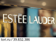 The logo of the world cosmetics manufacturer Estee Lauder on a golden surface. Phuket, Thailand November 17, 2022. Редакционное фото, фотограф Владимир Разгуляев / Фотобанк Лори