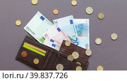 Cash euro money sticking out of the wallet. The concept of shopping, payment for housing and utilities. Стоковое видео, видеограф Виктория Катьянова / Фотобанк Лори