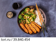 Fried tempeh with rice and broccoli. Стоковое фото, фотограф Татьяна  Бральнина / Фотобанк Лори