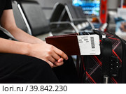 Closing a person with passports and boarding pass at the airport. Стоковое фото, фотограф Вербицкая Светлана / Фотобанк Лори