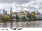 Вид на Новодевичий монастырь осенью. Москва (2022 год). Стоковое фото, фотограф E. O. / Фотобанк Лори