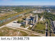 Башкортостан, город Стерлитамак: городская промышленная зона. Вид с воздуха. Bashkortostan, Sterlitamak city: urban industrial area. Aerial view. (2022 год). Стоковое фото, фотограф Евгений Романов / Фотобанк Лори