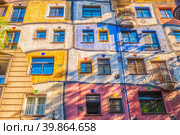 The view of Hundertwasser house in Vienna. (2019 год). Редакционное фото, фотограф Татьяна  Бральнина / Фотобанк Лори
