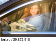 Pretty, young woman  driving a car -Invitation to travel. Car rental or vacation. Стоковое фото, фотограф Viktor Cap / PantherMedia / Фотобанк Лори