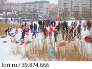 Катание на ватрушках в парке «Озеро Долгое» (2023 год). Редакционное фото, фотограф Евгений Кашпирев / Фотобанк Лори