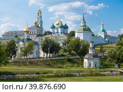 Старинная Свято-Троицкую Сергиева Лавра в летнем пейзаже. Сергиев Посад. Московская область, Россия (2022 год). Стоковое фото, фотограф Виктор Карасев / Фотобанк Лори