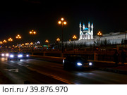 Автомобильное шоссе с машинами и вид на мусульманскую мечеть Кул Шариф в городе Казань зимой ночью. Республика Татарстан, Россия (2023 год). Стоковое фото, фотограф Sergei Gorin / Фотобанк Лори