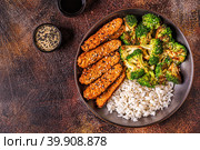 Fried tempeh with rice and broccoli. Стоковое фото, фотограф Татьяна  Бральнина / Фотобанк Лори