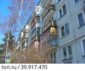 Пятиэтажный пятиподъездный панельный жилой дом серии КПД-4570-73/75. Построен в 1981 году. Улица Гагарина, 15. Микрорайон Заря. Балашиха. Московская область (2012 год). Стоковое фото, фотограф lana1501 / Фотобанк Лори