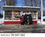 Торговая палатка "Свежий хлеб". Молодежная улица. Микрорайон Заря. Балашиха. Московская область (2012 год). Редакционное фото, фотограф lana1501 / Фотобанк Лори