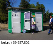Стационарный общественный туалетный модуль. Улица 1-й Поперечный проезд. Останкинский район. Город Москва (2014 год). Редакционное фото, фотограф lana1501 / Фотобанк Лори