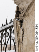 Отслоившаяся штукатурка на столбе ворот. Стоковое фото, фотограф Елена  Орининская / Фотобанк Лори