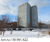 Пятнадцатиэтажное панельное административное здание, построенное в 1983 году. Бизнес-центр «На Уральской». Уральская улица, 21. Район Гольяново. Город Москва (2023 год). Редакционное фото, фотограф lana1501 / Фотобанк Лори