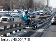 Развозчик еды на Большой Черкизовской улице в Москве (2023 год). Редакционное фото, фотограф Дмитрий Неумоин / Фотобанк Лори