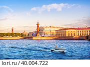 Ростральные колонны, Биржа на Стрелке Васильевского острова, Санкт-Петербург (2017 год). Редакционное фото, фотограф Baturina Yuliya / Фотобанк Лори