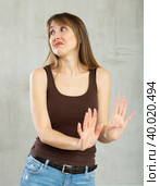 Displeased young girl gesturing in studio. Стоковое фото, фотограф Яков Филимонов / Фотобанк Лори