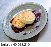 Sweet cheesecake Tarta de queso with blueberry jam. Стоковое фото, фотограф Яков Филимонов / Фотобанк Лори