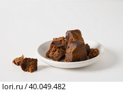Kithul jaggery and treacle natural sweetener in bowl. Alternative sugar and superfood. Стоковое фото, фотограф Светлана Лажко / Фотобанк Лори