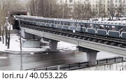 Поезд московского проезжает по Преображенскому метромосту в сторону станции Преораженская (2023 год). Редакционное видео, видеограф Ярославский Максим / Фотобанк Лори