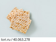 Traditional Jewish kosher matzo for passover on blue background. Стоковое фото, фотограф Светлана Лажко / Фотобанк Лори