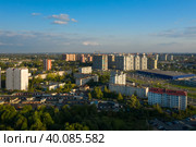 Вид с высоты птичьего полета на жилые дома города Лобня. Поздний яркий летний вечер (2019 год). Редакционное фото, фотограф Pukhov K / Фотобанк Лори