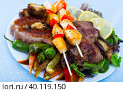 Bulgarian meshana scara with different cooking meat and vegetables. Стоковое фото, фотограф Яков Филимонов / Фотобанк Лори