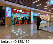 Сеть аттракционов "Тир призовой". Интерьер торгово-развлекательного центра «Щёлковский». Щелковское шоссе, 75. Район Гольяново. Город Москва (2023 год). Редакционное фото, фотограф lana1501 / Фотобанк Лори