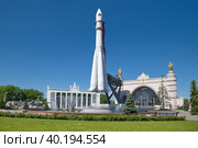 Копия космической ракеты "Восток", павильоны  № 26 "Транспорт" и № 34 "Космос" на ВДНХ. Москва, Россия (2022 год). Редакционное фото, фотограф Елена Коромыслова / Фотобанк Лори