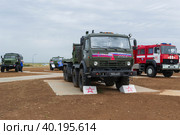 Средняя Ахтуба, Волгоградская область, Россия. Автомобиль КАМАЗ с оборудованием Мультилифт для транспортировки робота – сапёра, гусеничного роботизированного комплекса Уран-6. (2022 год). Редакционное фото, фотограф Андрей Цыганков / Фотобанк Лори