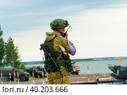 Officer holds radio station and give orders (2019 год). Редакционное фото, фотограф Сергей Буторин / Фотобанк Лори
