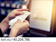 The girl looks at the receipt in the store. Стоковое фото, фотограф Владимир Разгуляев / Фотобанк Лори
