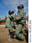 Visitors of show try on the sapper suit (2017 год). Редакционное фото, фотограф Сергей Буторин / Фотобанк Лори