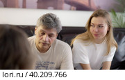 A married couple talks about their communication problems at the appointment of a female psychologist. Стоковое видео, видеограф Юрий Поздников / Фотобанк Лори