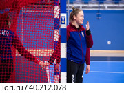Кира Трусова (44) на разминке перед матчем по гандболу в матче группы А Суперлиги «Олимпбет» 2022/23 между женскими командами ЦСКА (Москва. Россия) и «Астраханочка» (Астрахань. Россия). Стадион «Динамо» (2023 год). Редакционное фото, фотограф Pukhov K / Фотобанк Лори