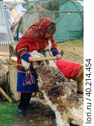 Nenets woman processes cervine skin (2016 год). Редакционное фото, фотограф Сергей Буторин / Фотобанк Лори